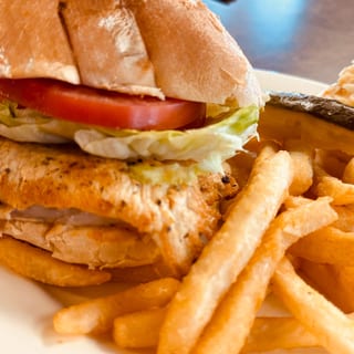 Chicken Sandwich w/ Fries